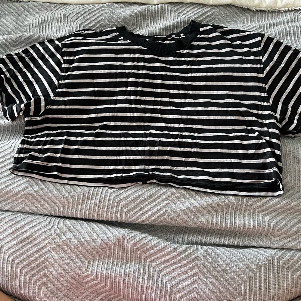 Lululemon cropped All Yours T-shirt black/white stripped size 10